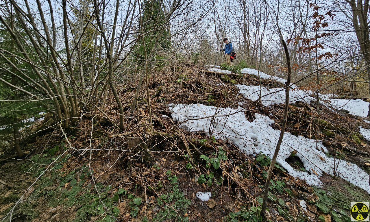 Так виглядають залишки піраміди в Карпатах на горі Дзвенів