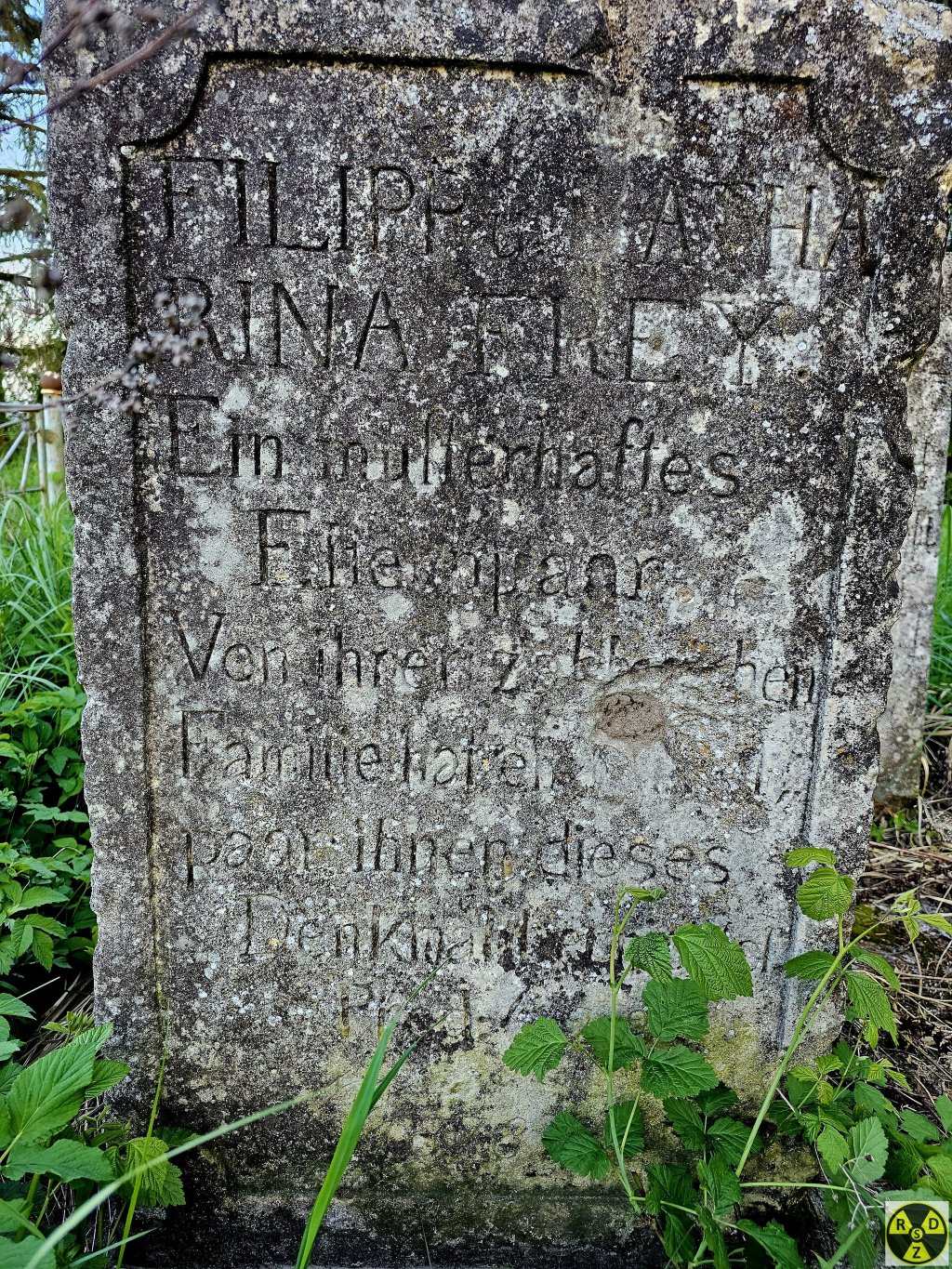 Надписи на більшому з них