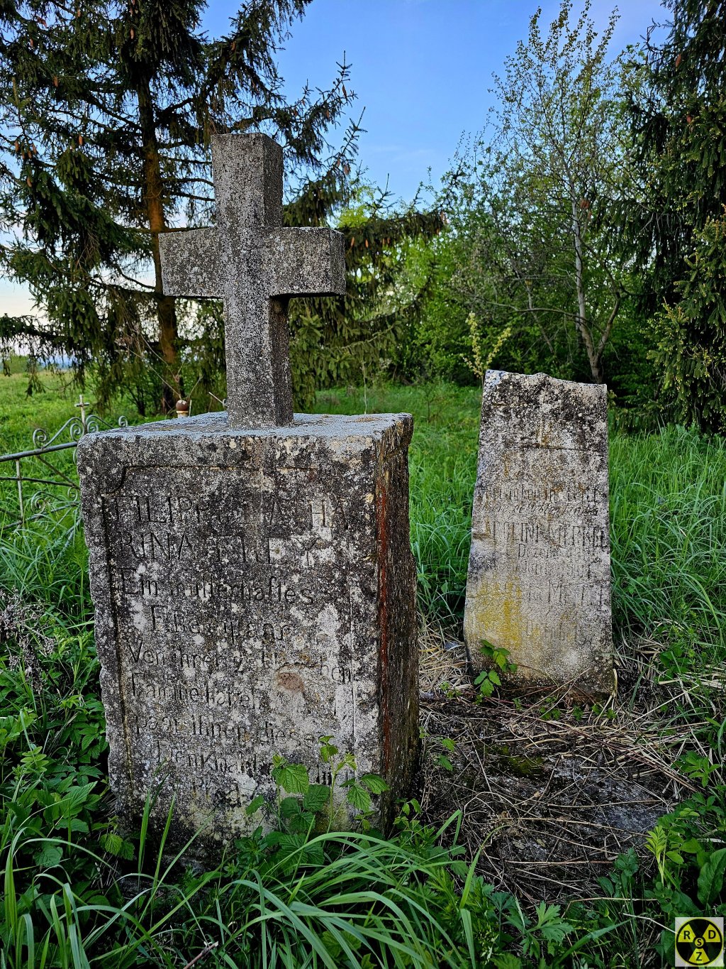 Два надгробки ліворуч від Статуї