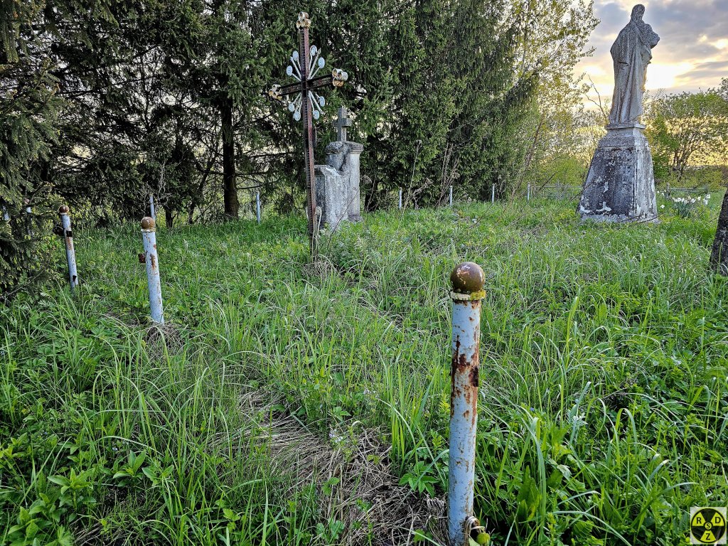 Зрізані секції паркану на цвинтарі