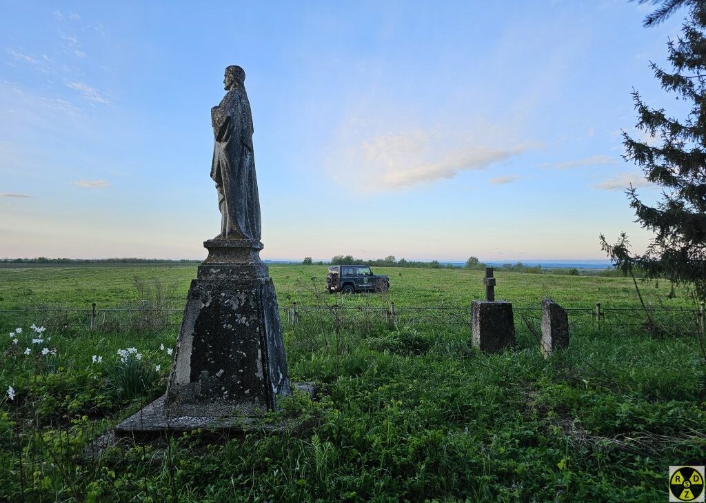 Вид з цвинтаря на навколишні безкраї поля