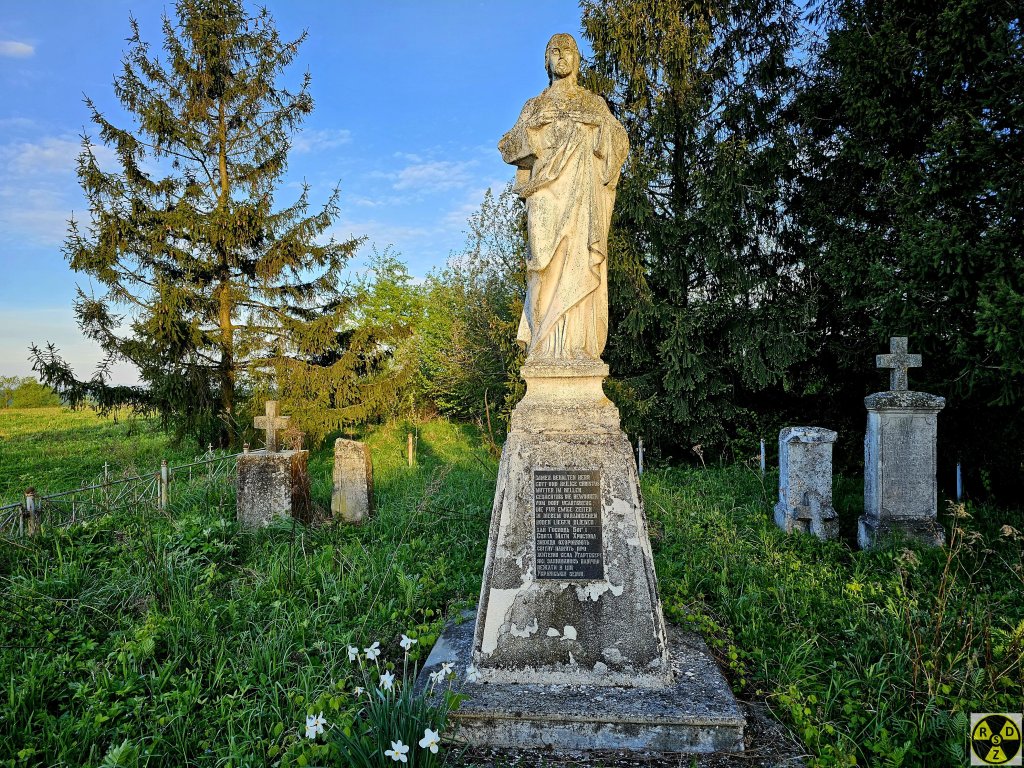 Давайте зблизька роздивимося кожен з надгробків