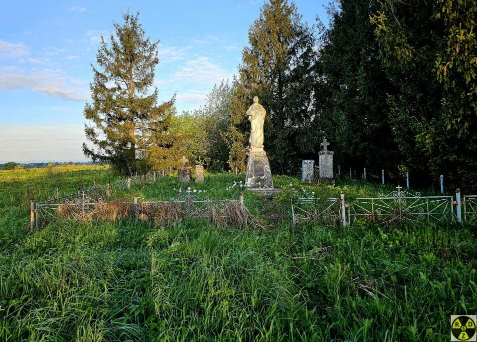 Схід сонця - найкращий час для відвідування цього покинутого цвинтаря