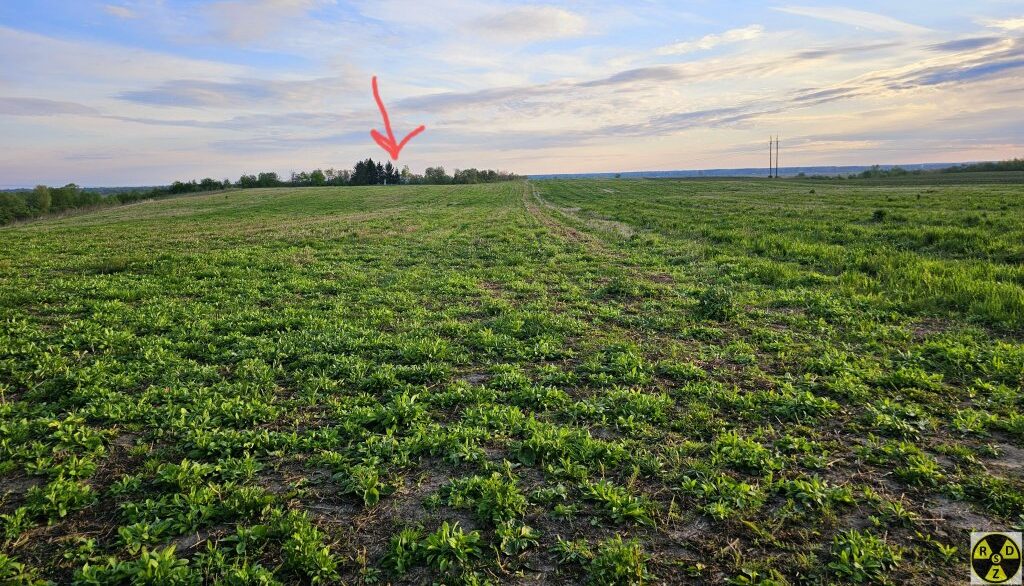 Далі йдемо по ріллі. Закинутий німецький цвинтар позначений червоною стрілкою