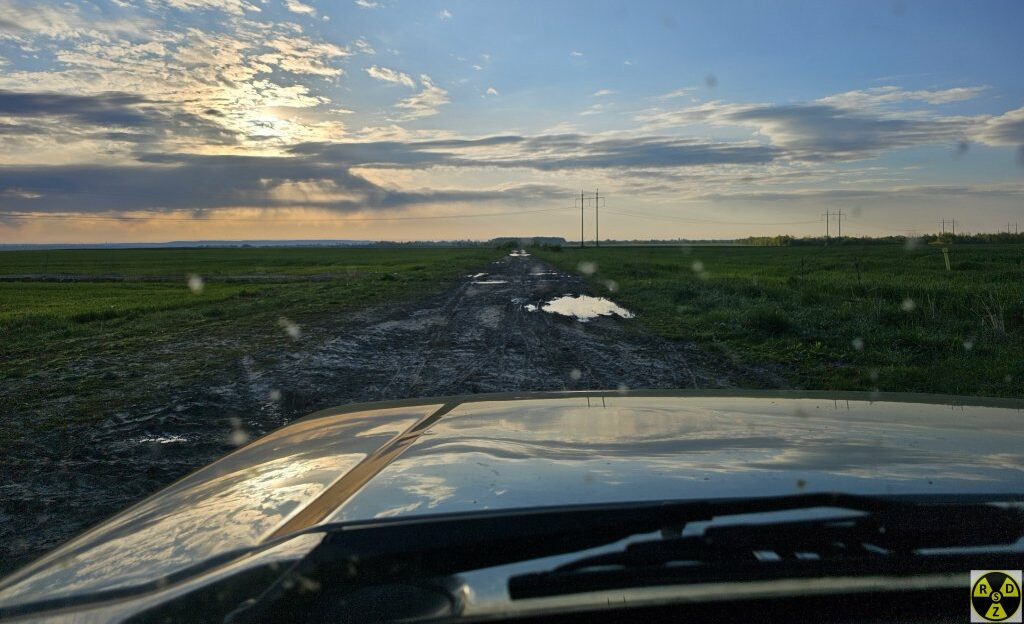 Дорога до німецької колонії Угартсберґ. Хоч тут і болото, але проїде більшість легкових авто