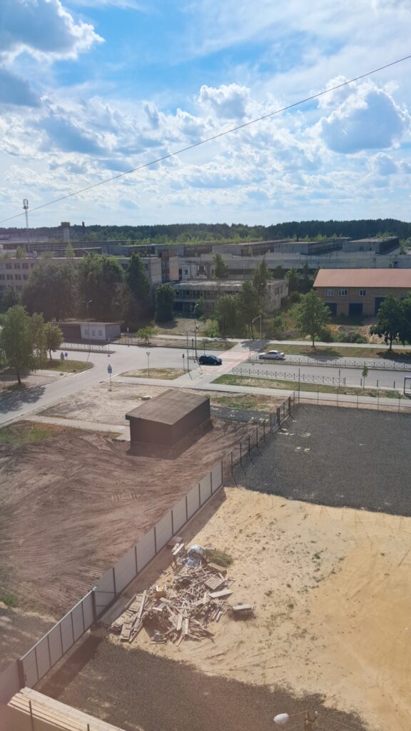 Дво-поверхове кафе та дах заводу