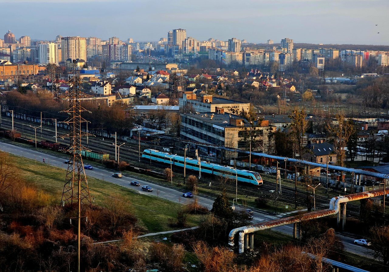 А ось вид з ЖК "Вільне Місто" на Сихів і наш дах, звідки зроблене попереднє фото