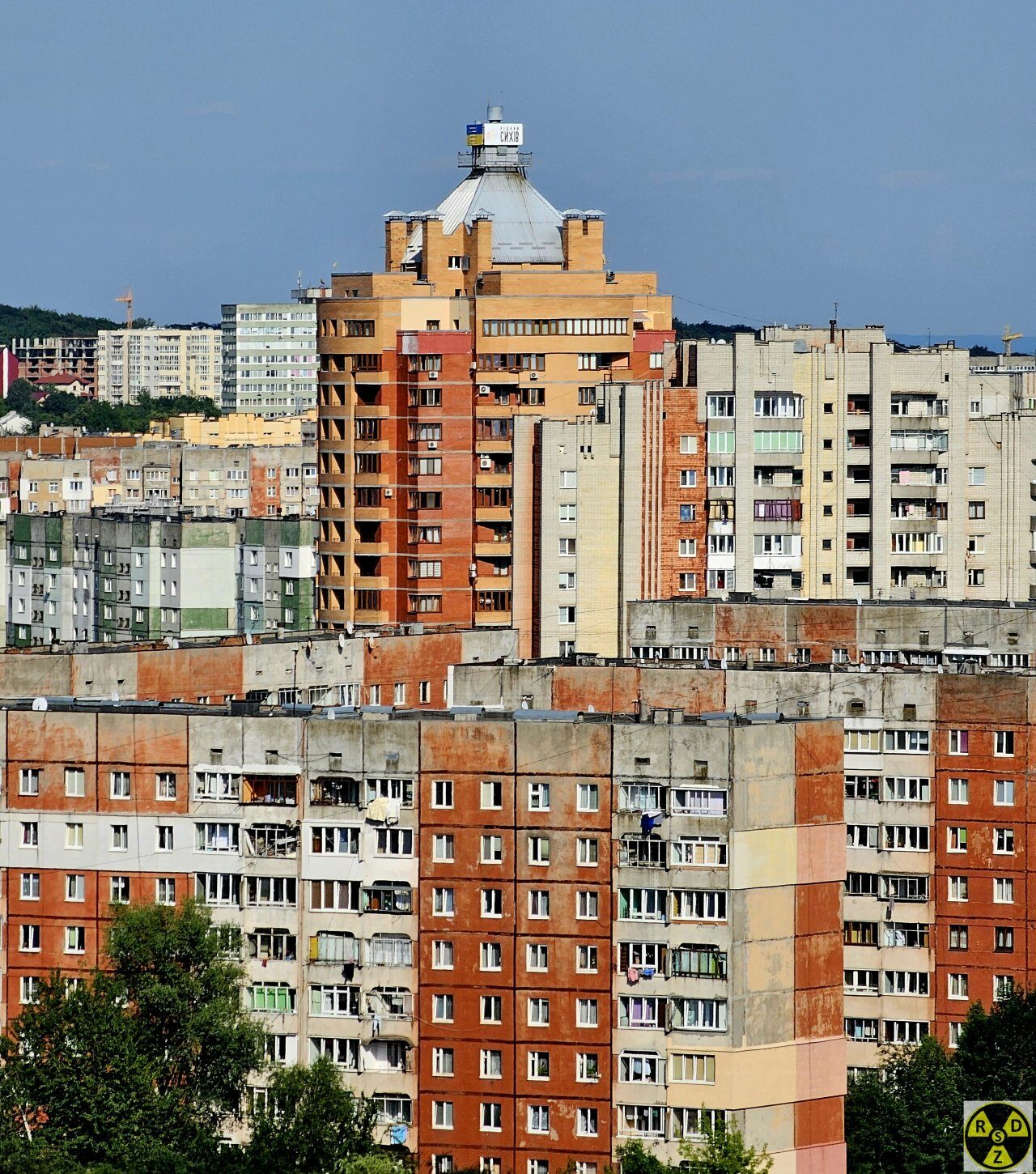 Свічка, Олівець, Зубрівська 36 - сучасний Український будмнок вигідно контраструє на фоні Совка 