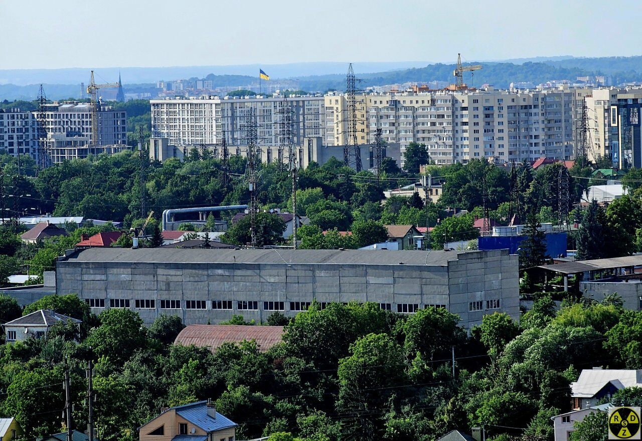 Сучасний і "Новий Львів" і прапор Сухопутки на фоні