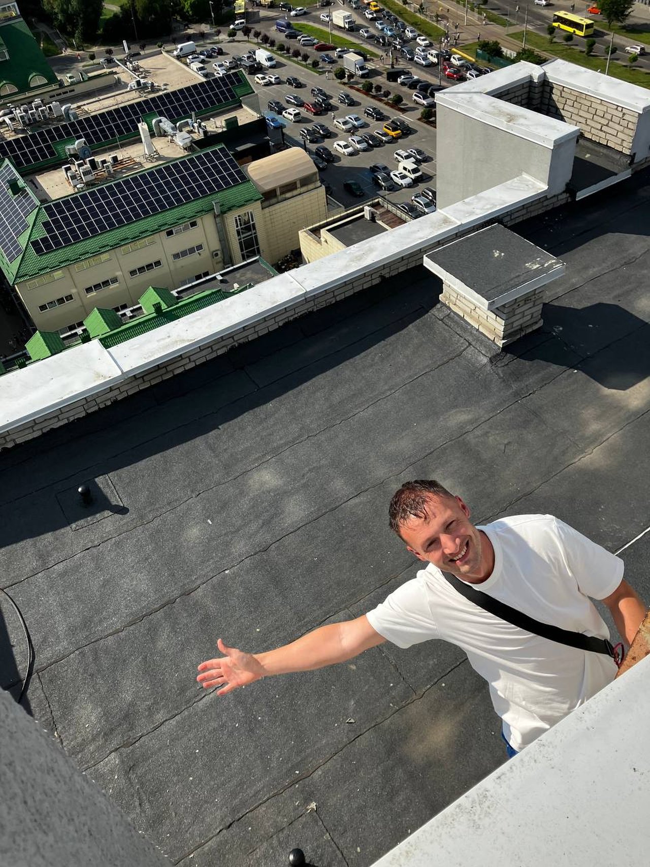 Будинок має характерний "чубчик". На нього автор статті і лізе :)