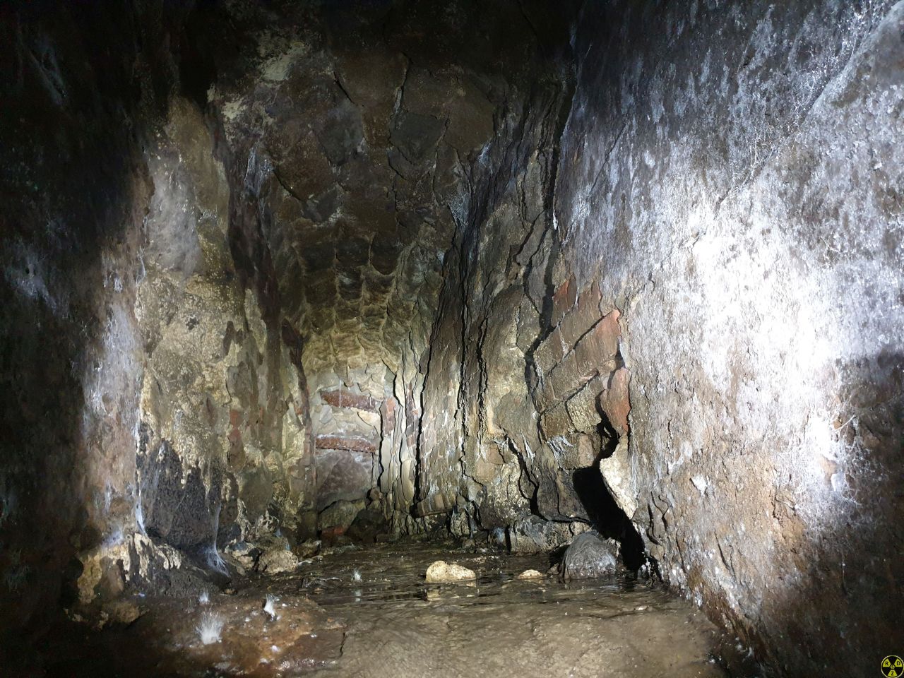 По дні тунелю тече вода в Полтву