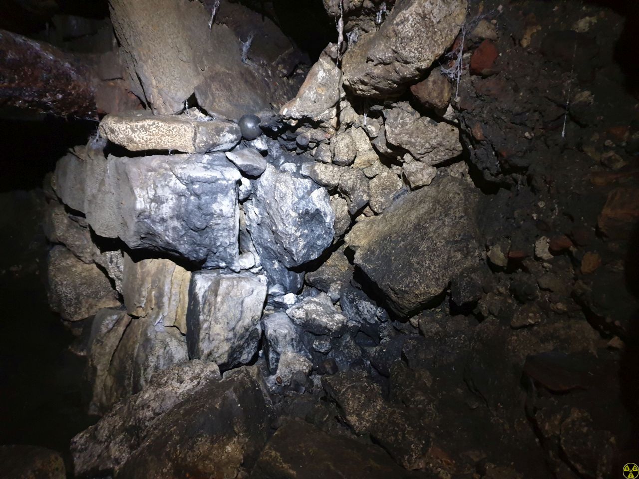 Розчин давно вимило, тримається на чесному слові