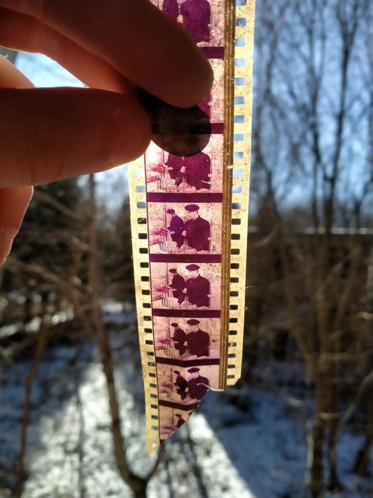 Фотоплівка одного з фільмів кінотеатру.