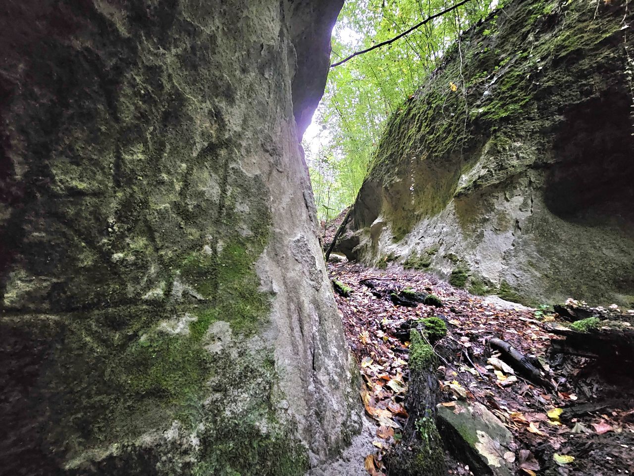 Місця тут багаті на повстанську славу. Неподалік є криївка в скелі глибоко під землею, де аж п'ять кімнат!