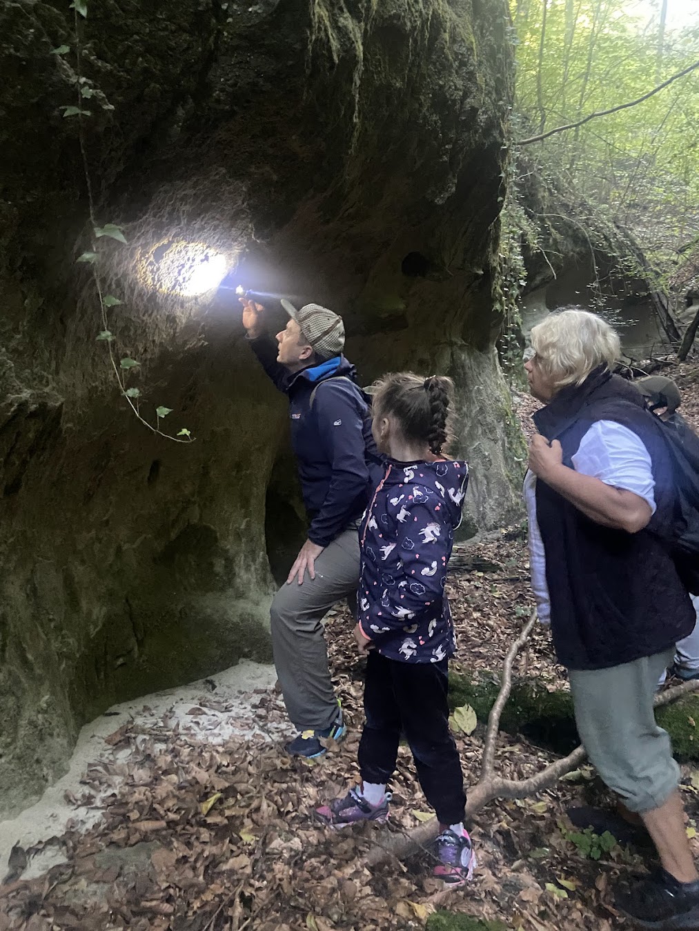 Ще до каньйону тут було море. В стінах зустрічаються залишки ракушок та молюсків