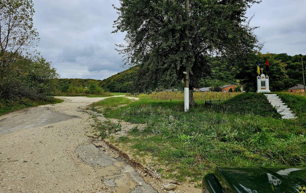З'їзд з траси на Розділ в сторону Ґроту Прийма та нашого Каньйону