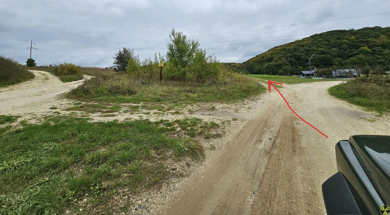 Позаду нас могила з прапорами. Попереду - дорога до каньйону