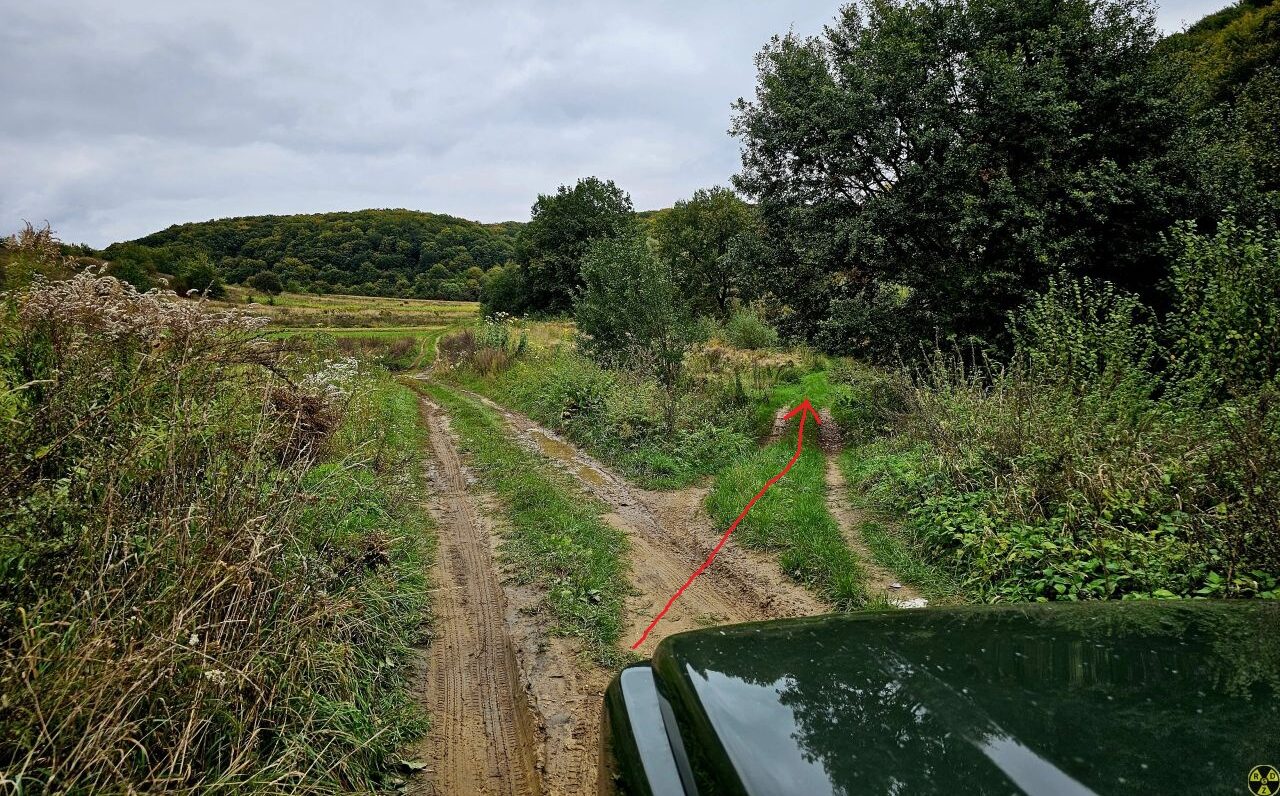 Тут дуже важливо не пропустити з'їзд праворуч на малопомітну ґрунтову дорогу
