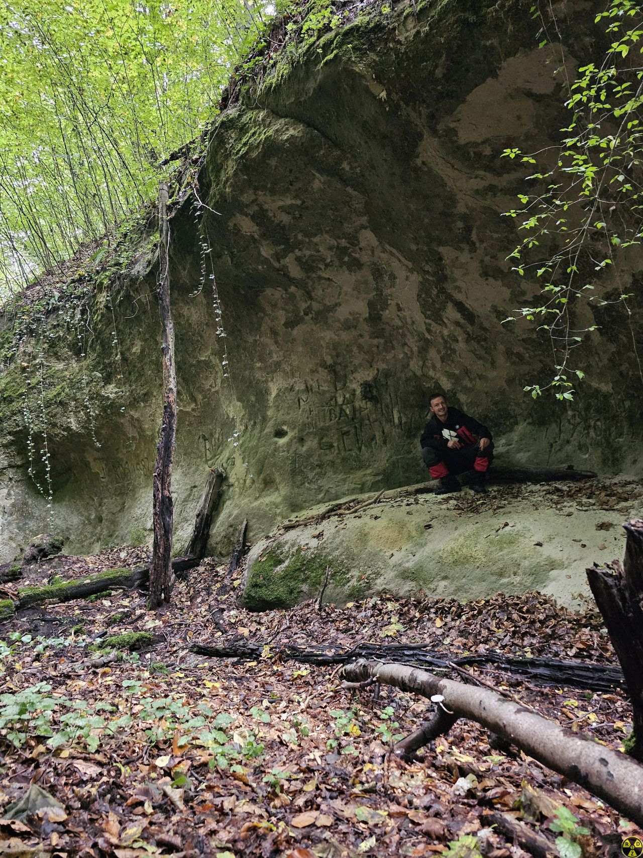 В каньйоні є заглибини де можна переночувати чи сховатися від дощу