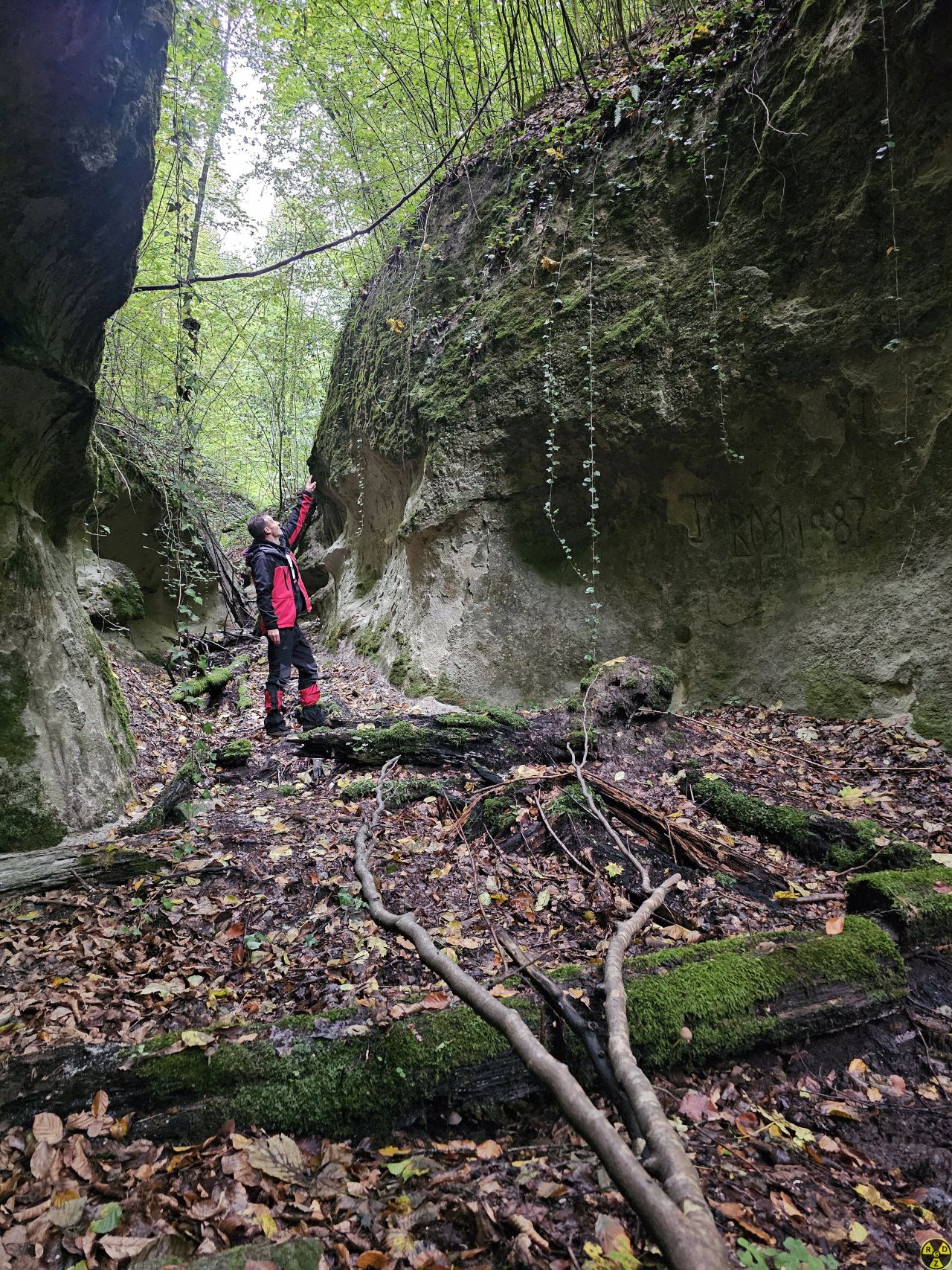 Важко повірити що я біля Львова, стою на дні річки а ці стіни вимила вода!