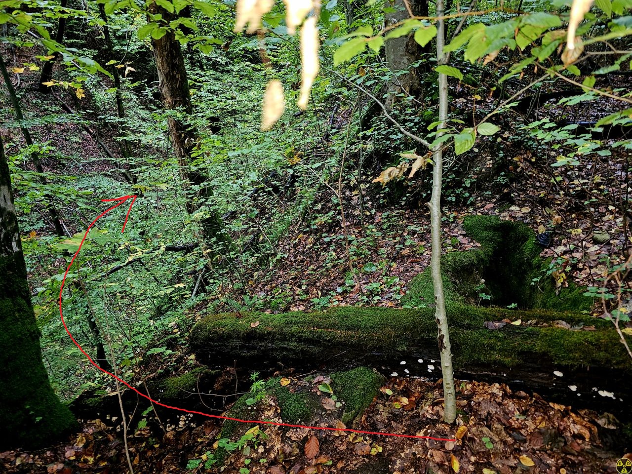 Спуск вниз у каньйон від характерного отвору в скелі