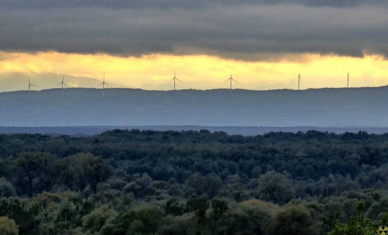 Вид на найбільшу в Карпатах діючу ВЕС в с. Орів з цього шляху