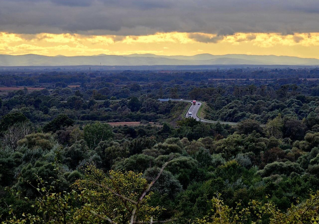 Неймовірний вид на Карпати і трасу Київ-Чоп з цієї дороги