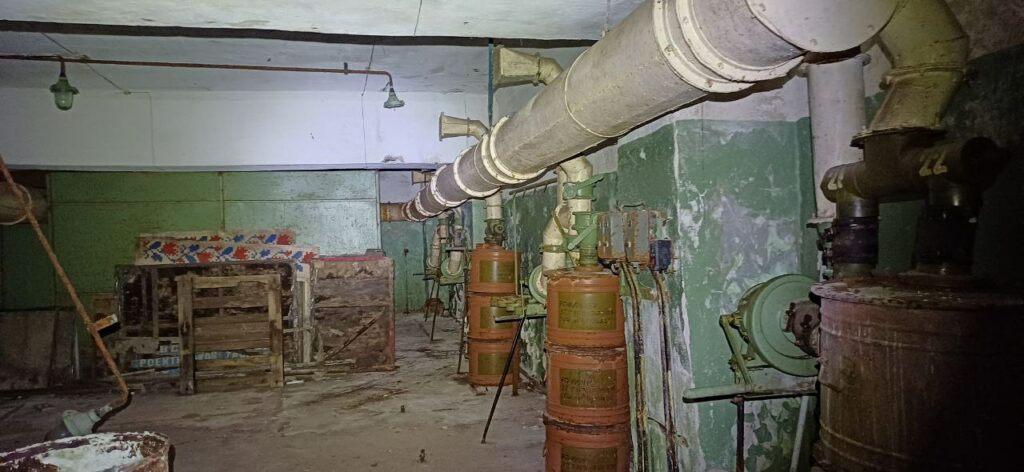 Всередині покинутого Бомбосховиша