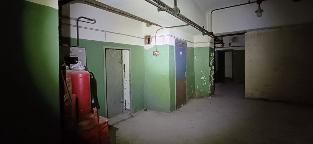 Доволі хороший стан. Тут могли б в тривогу ховатися люди, але чомусь все закрито