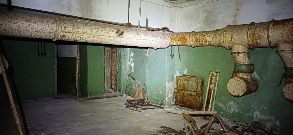 Всередині покинутого бомбосховища