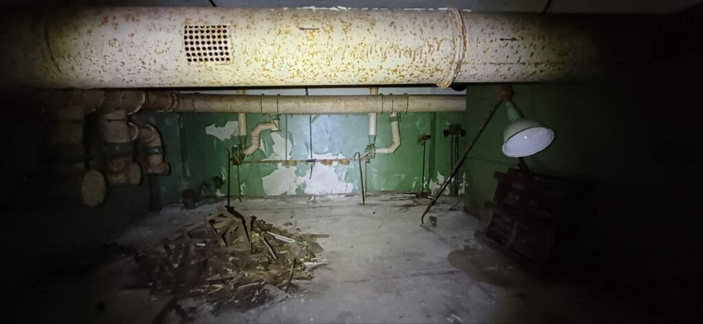 Видно як хтось все звідси виносив