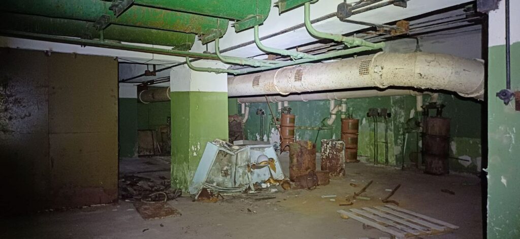 Всередині покинутого бомбосховища