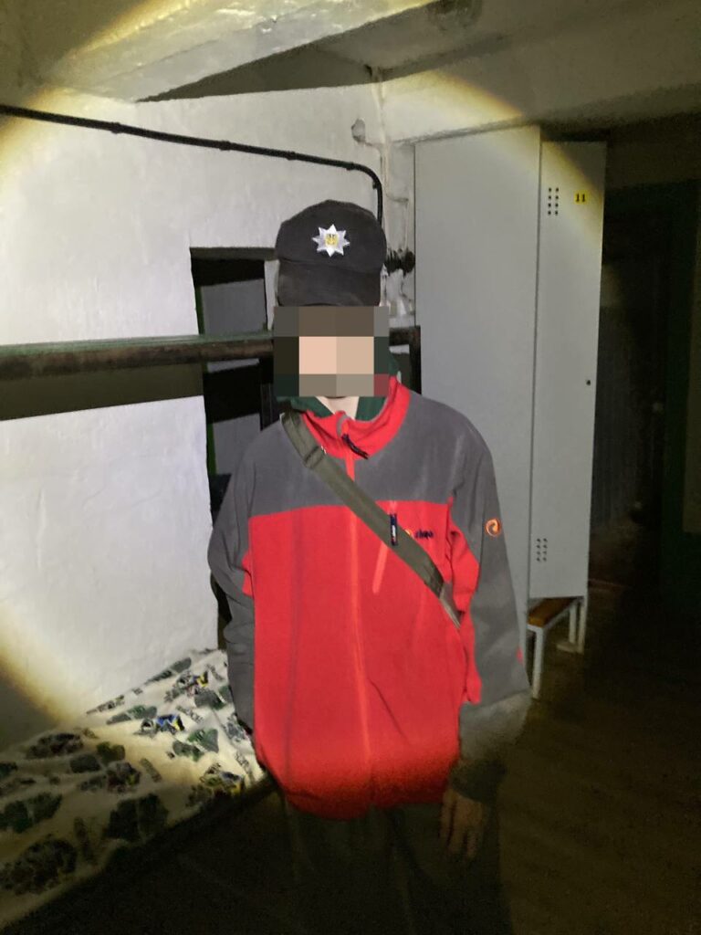 автор статті знайшов кепку в пожежному відрі та став чопом😃