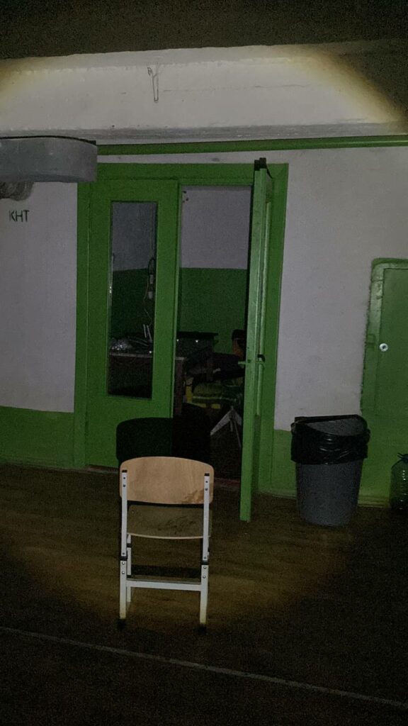 маленький склад зі столом