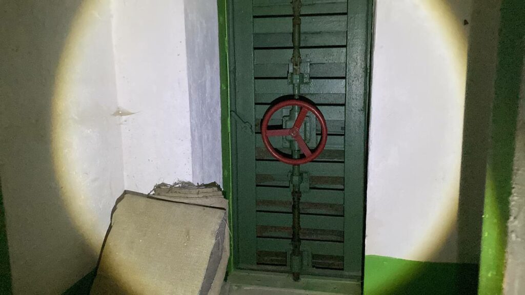 Герметичні двері, вихід №2