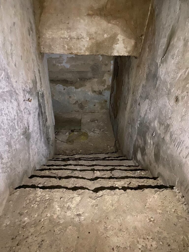 це залаз з вулиці але він закритий ми заходили з середини через гермодверку