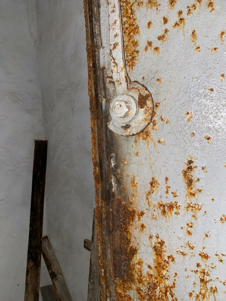 трошки підгнивша гермодверка