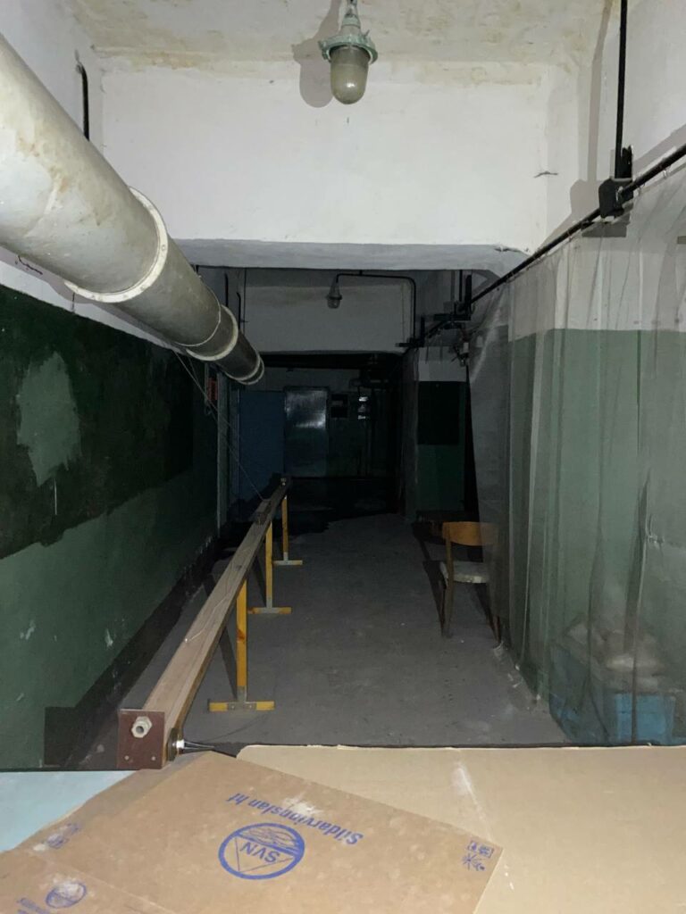 Всередині другої частини Бомбосховища