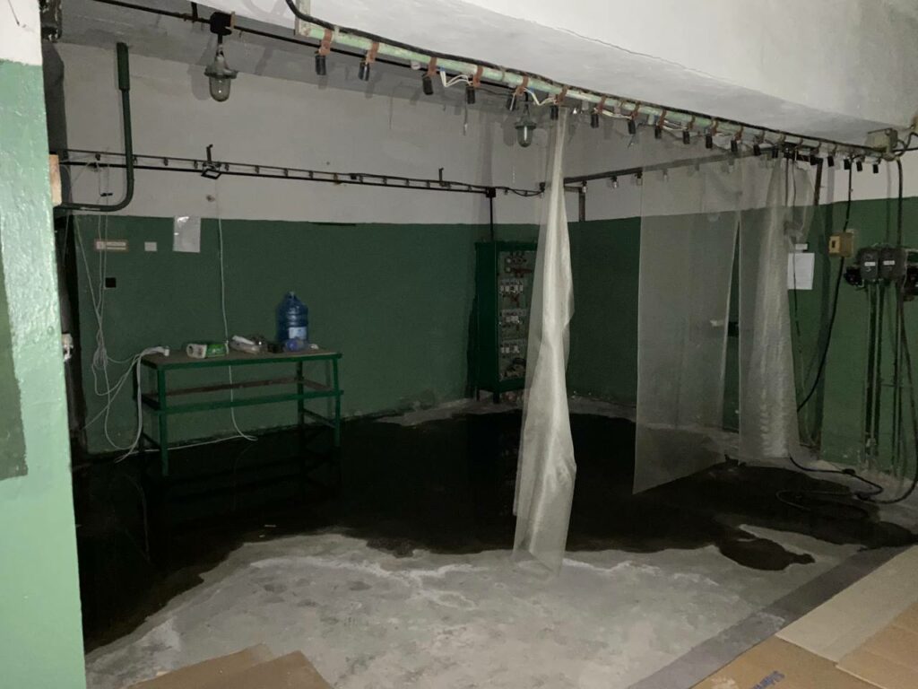 Бомбосховище трішки підтоплене. Насоси не працюють, нажаль...