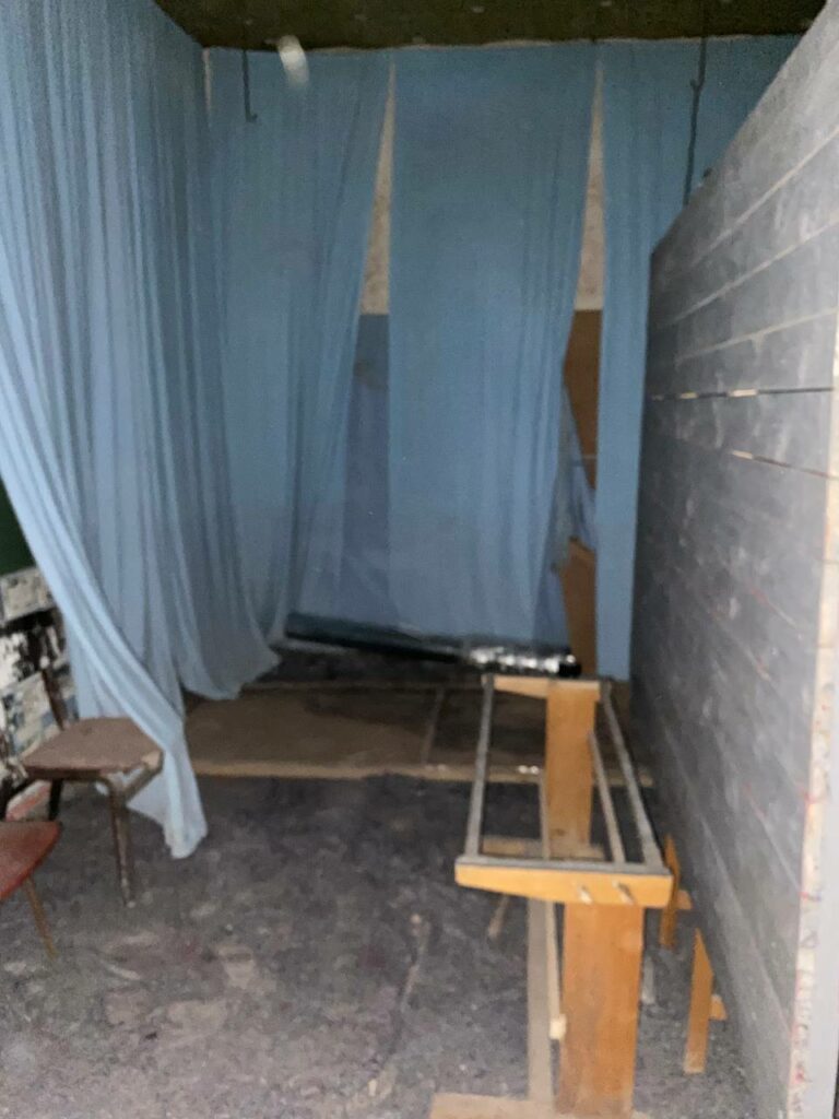 За цією шторкою ховається гермодверка. Якраз тудою ми залізли