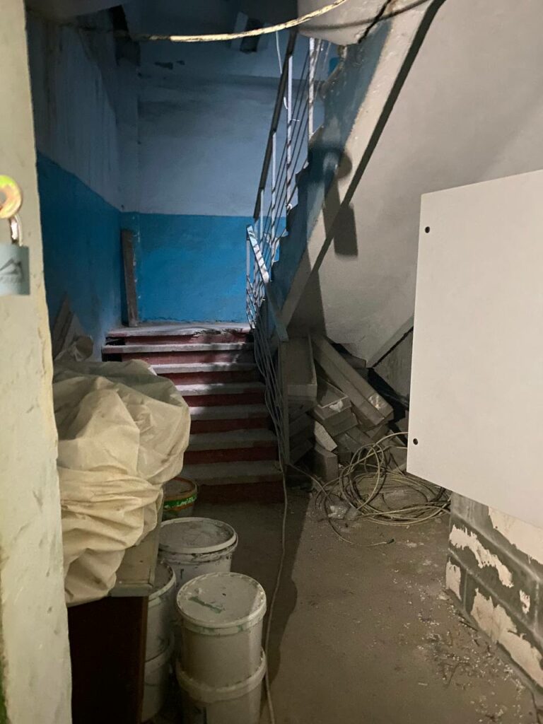 Вхід з будинку, але туда ми не ходили бо зверху робочий магазин