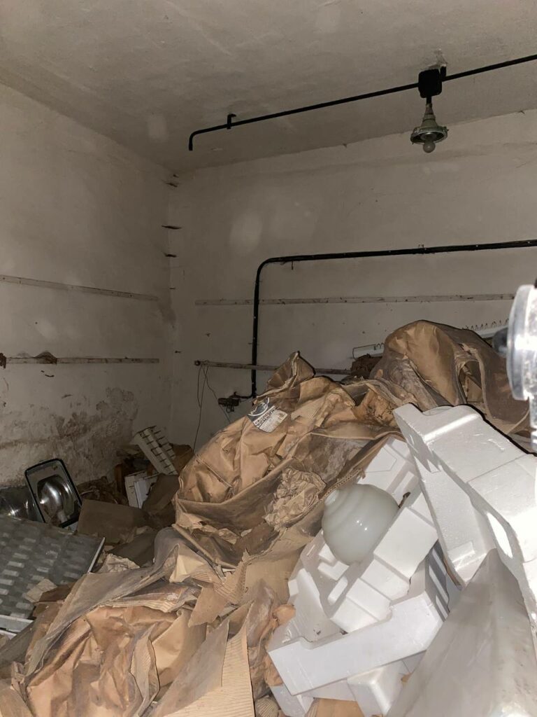 Ну а тут всякий хлам. Нажаль, протигазів не знайшли